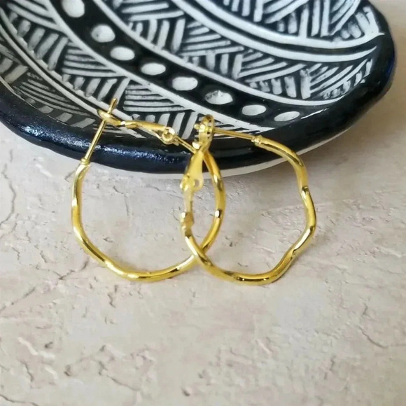 Wavy Gold Plated Hoop Earrings 25mm 1" Leverback Minimalist Classic 80s Style - Picture 1 of 5